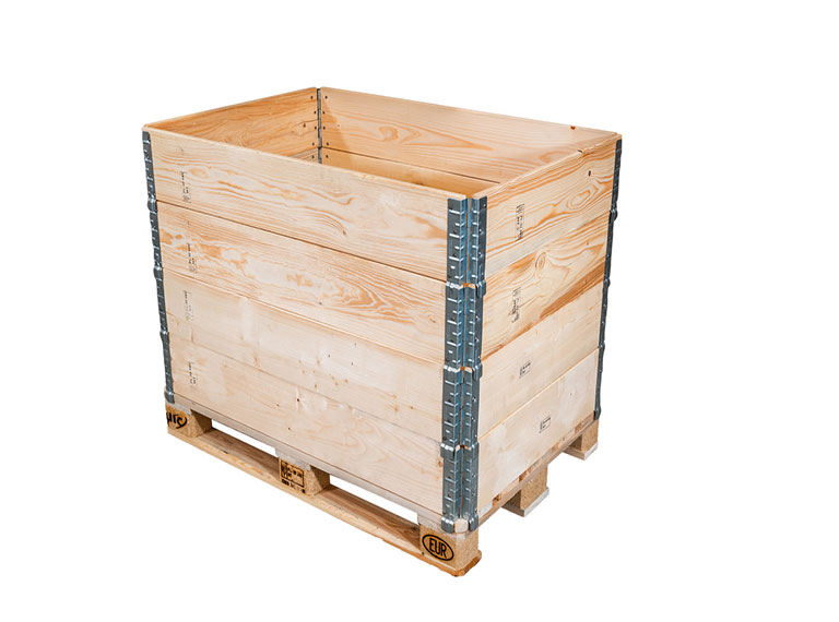 Cajas con cercos de madera sobre palets